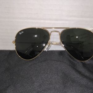 Ray-Ban RB3025 Aviator Classic sunglass with a polished Arista gold metal frame